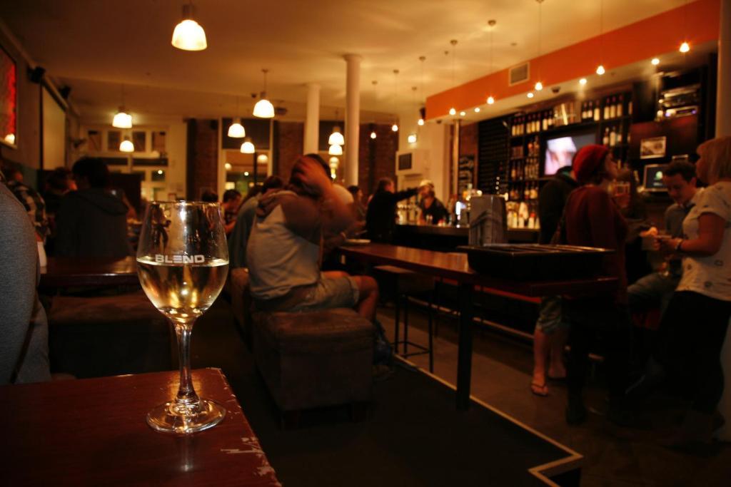 노마드 캐피탈 백팩커스 - 웰링턴 호스텔 외부 사진 A wine bar in Paris