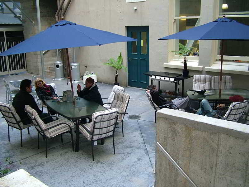 노마드 캐피탈 백팩커스 - 웰링턴 호스텔 외부 사진 The courtyard at the Center for Urban Education Leadership