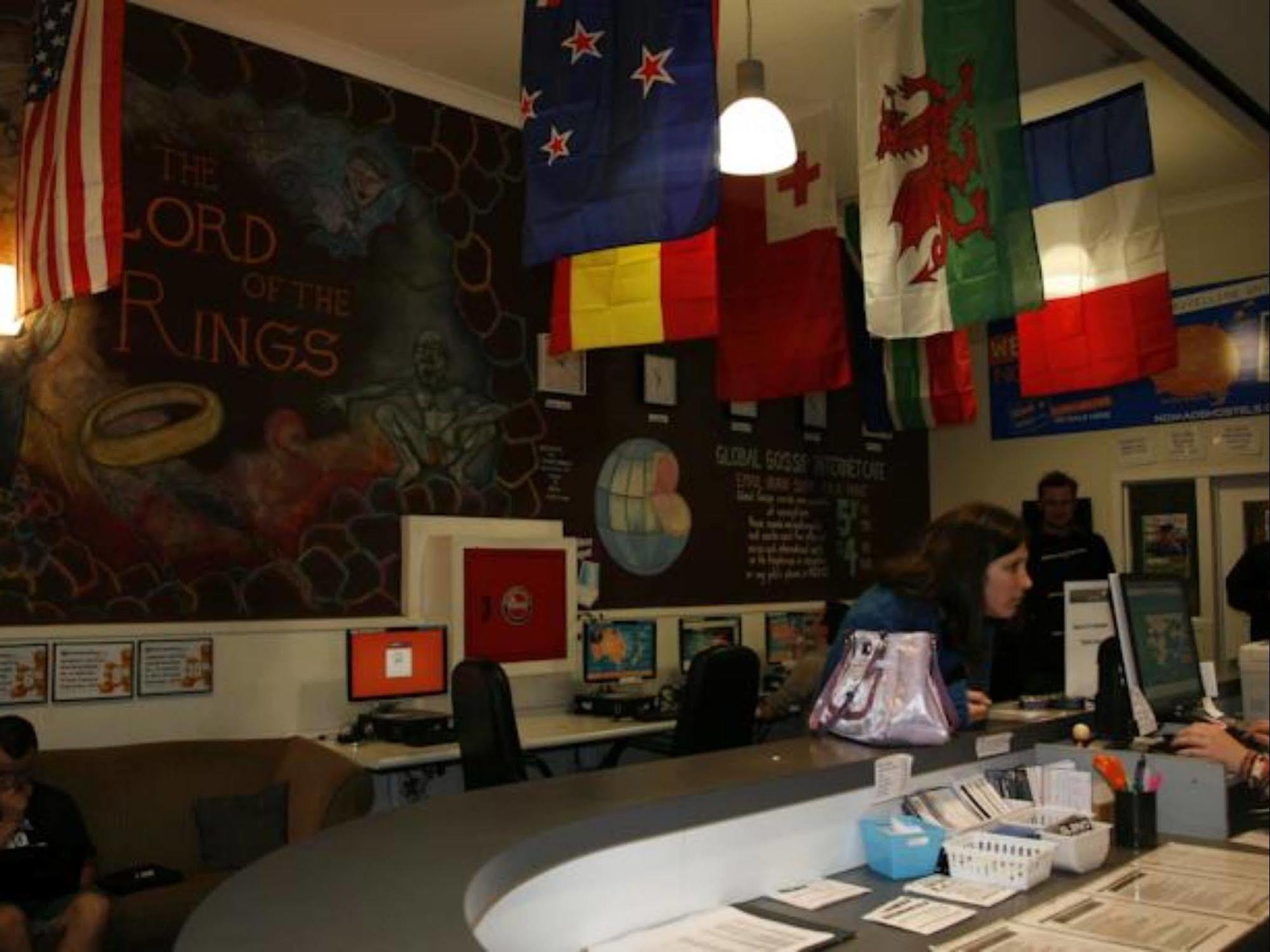 노마드 캐피탈 백팩커스 - 웰링턴 호스텔 외부 사진 The reception area of the Tolkien Reading Society at the University of Oxford