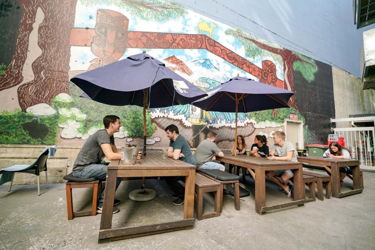 노마드 캐피탈 백팩커스 - 웰링턴 호스텔 외부 사진 The patio at the 10000 Maniacs Cafe